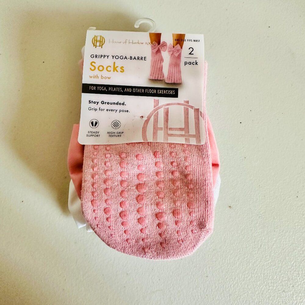 HOUSE OF HARLOW 1960 GRIPPY YOGA-BARRE SOCKS WITH BOW 2 PAIRS PINK AND WHITE